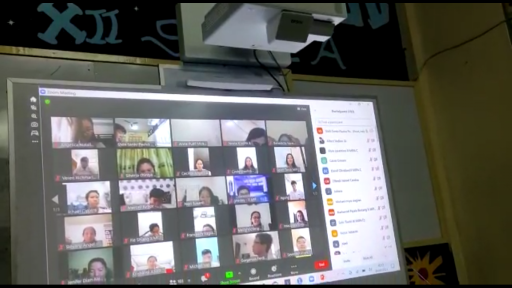 Uji Coba Penggunaan Interactive Projector Sebagai Media Pembelajaran